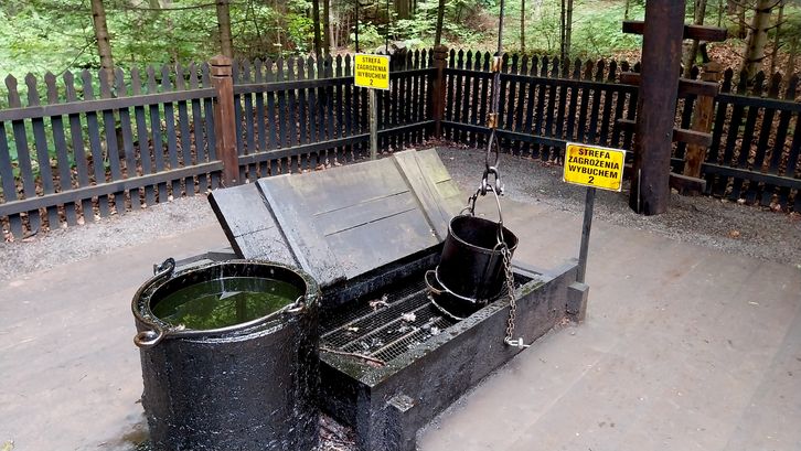 Muzeum w Bóbrce - ręczna kopanka ropy naftowej