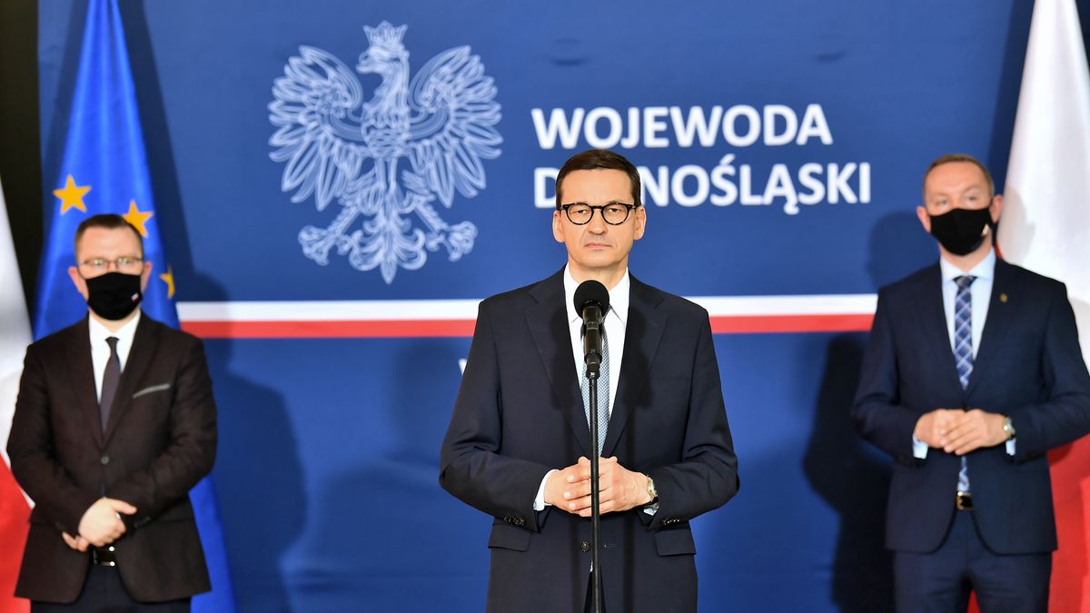 Wrocław, 24.05.2021. Prezes Rady Ministrów Mateusz Morawiecki (C) podczas wypowiedzi dla mediów w Dolnośląskim Urzędzie Wojewódzkim we Wrocławiu, 24 bm. (sko) PAP/Maciej Kulczyński