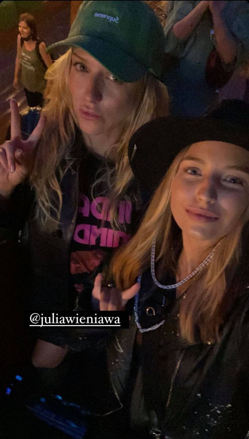 Julia Wieniawa i Jessica Mercedes na koncercie