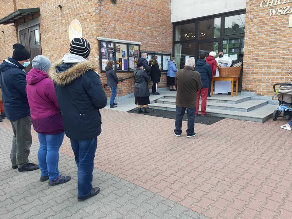 Mazowieckie. Limit osób w kościele. Ludzie nie dostali się na mszę św. w Piastowie