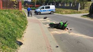 Kosina: 23-letni motocyklista stracił panowanie i uderzył w osobówkę