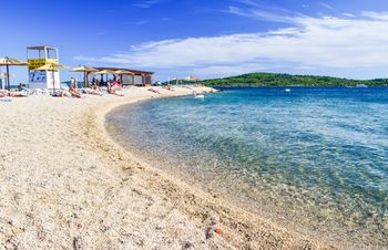 Betonują parasole i przypinają leżaki. Tak "zajmują" plażę w Chorwacji