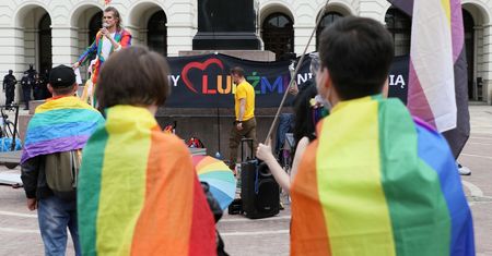 Splunął na osobę z flagą LGBT. Doszło do przepychanek na oczach policji