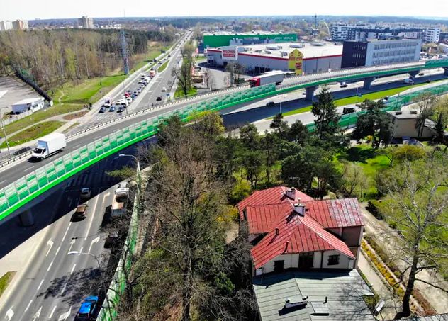 Warszawa. Budowa estakady na Rembertowie skomplikowała życie kierowców. Na rembertowskich forach narzekanie. Niektórzy użytkownicy dróg uważają, że wszystkiemu winne jest złe oznakowanie