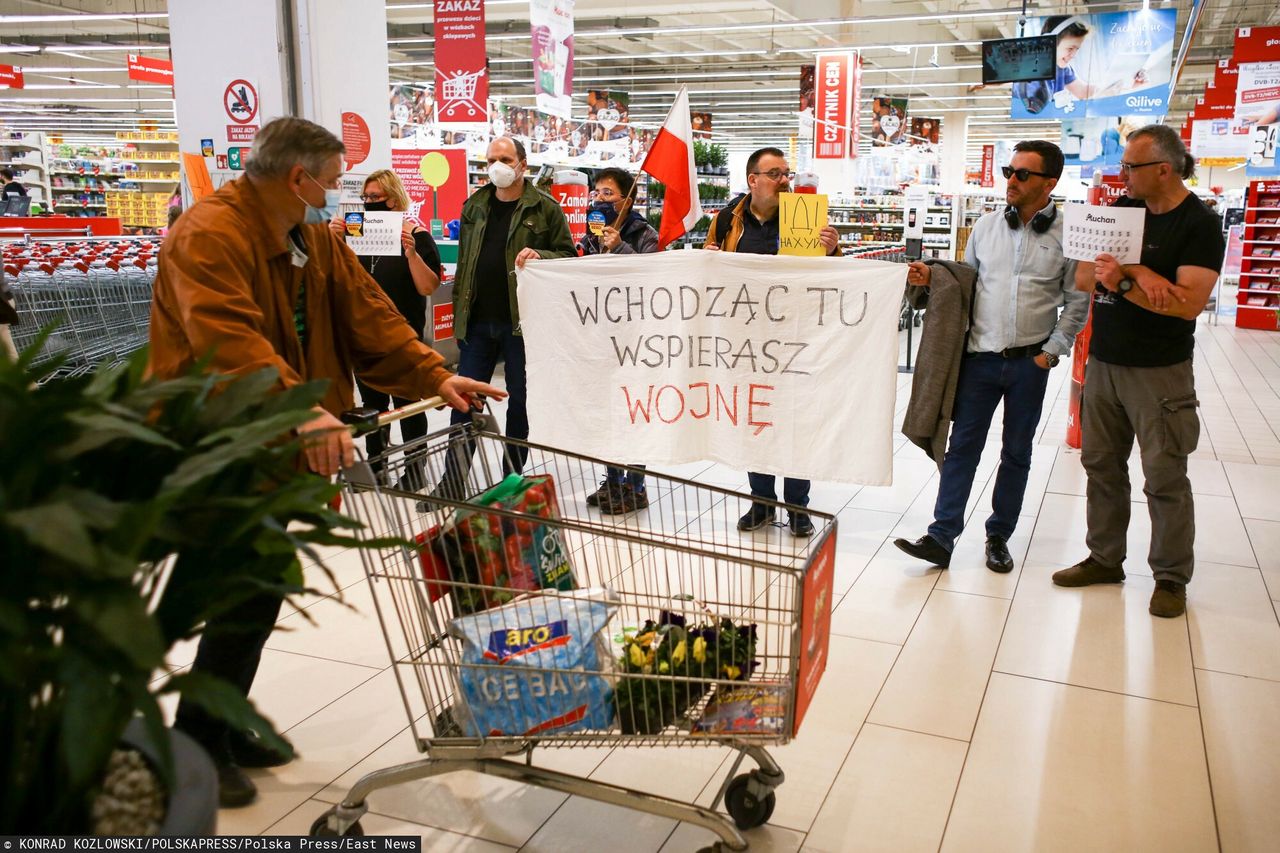 Przed niektórymi sklepami w Polsce pojawili się protestujący 