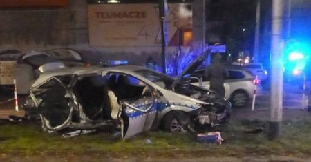 Częstochowa. Tyle zostało z radiowozu. Sprawca uciekł z miejsca wypadku