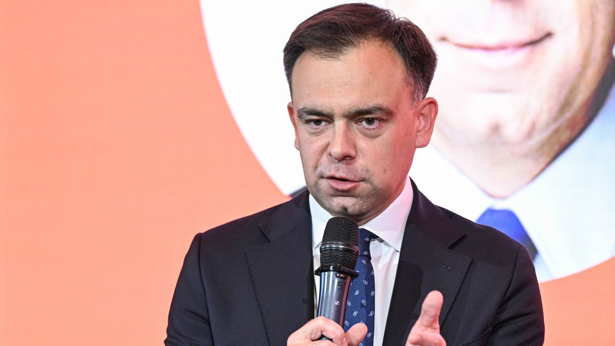 Warszawa, 05.10.2026. Minister finansów i gospodarki Andrzej Domański podczas konferencji prasowej w Centralnym Domu Technologii w Warszawie, 5 bm. Podczas wydarzenia zaprezentowano raport PIE pt. "Cztery dekady sukcesu. Polska droga do zamożności?. Konferencja organizowana jest przez Polski Instytut Ekonomiczny. (aldg) PAP/Radek Pietruszka