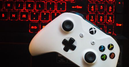Microsoft tnie ceny konsol Xbox One S i Xbox One X. Promocja na ciekawe pakiety z grami