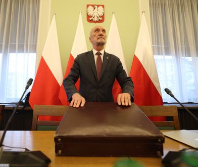 "Dwa obozy w PiS". Co zrobią ws. Macierewicza?
