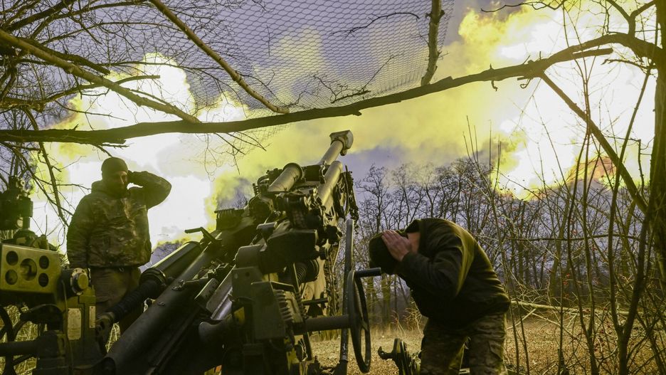 Ukraina - arch 2
Ukrainian servicemen fire a M777 howitzer at Russian positions near Bakhmut, eastern Ukraine, on March 17, 2023, amid the Russian invasion of Ukraine. (Photo by Aris Messinis / AFP)
ARIS MESSINIS