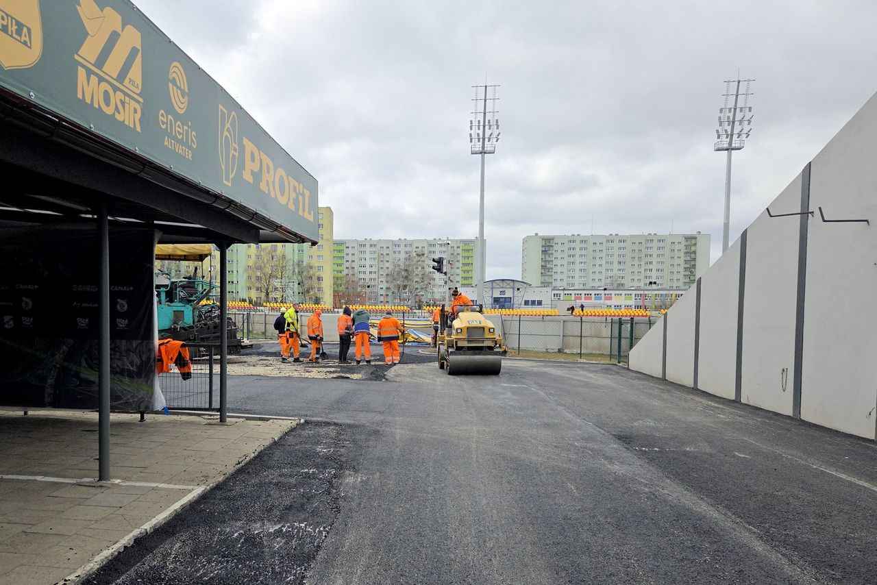 Prace remontowe na stadionie żużlowym w Pile.