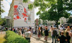 Warszawa. Mural Kory na Bielanach. Symboliczne odsłonięcie w urodziny