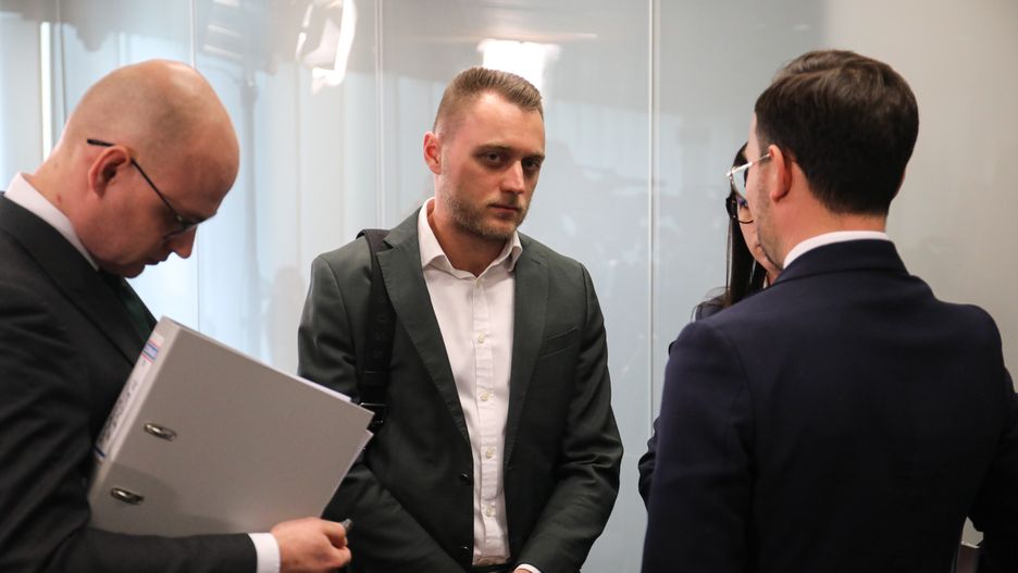 Warszawa, 26.02.2024. Współpracownik byłego wiceszefa MSZ Piotra Wawrzyka, Edgar Kobos po przesłuchaniu przez sejmową komisję śledczą do zbadania legalności, prawidłowości oraz celowości działań, a także występowania nadużyć, zaniedbań i zaniechań w zakresie legalizacji pobytu cudzoziemców na terytorium Rzeczypospolitej Polskiej w okresie od dnia 12 listopada 2019 r. do dnia 20 listopada 2023 r., 26 bm. w Sejmie w Warszawie. Wawrzyk jest pierwszym świadkiem przesłuchiwanym przed komisją. (aldg) PAP/Albert Zawada