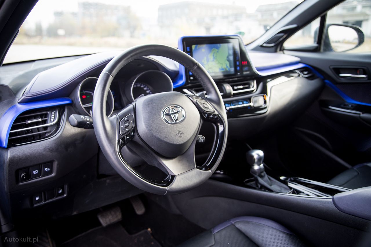 Wnętrze Toyoty C-HR robi dobre wrażenie, choć zestaw multimedialny jest krok za europejską czołówką (fot. Mateusz Żuchowski)