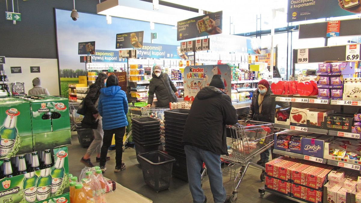 Stock MaBa
PHOTO: ZOFIA I MAREK BAZAK / EAST NEWS   28.03.2021. Warszawa N/Z Przedswiateczne zakupy w hipermarkecie Lidl
ZOFIA BAZAK