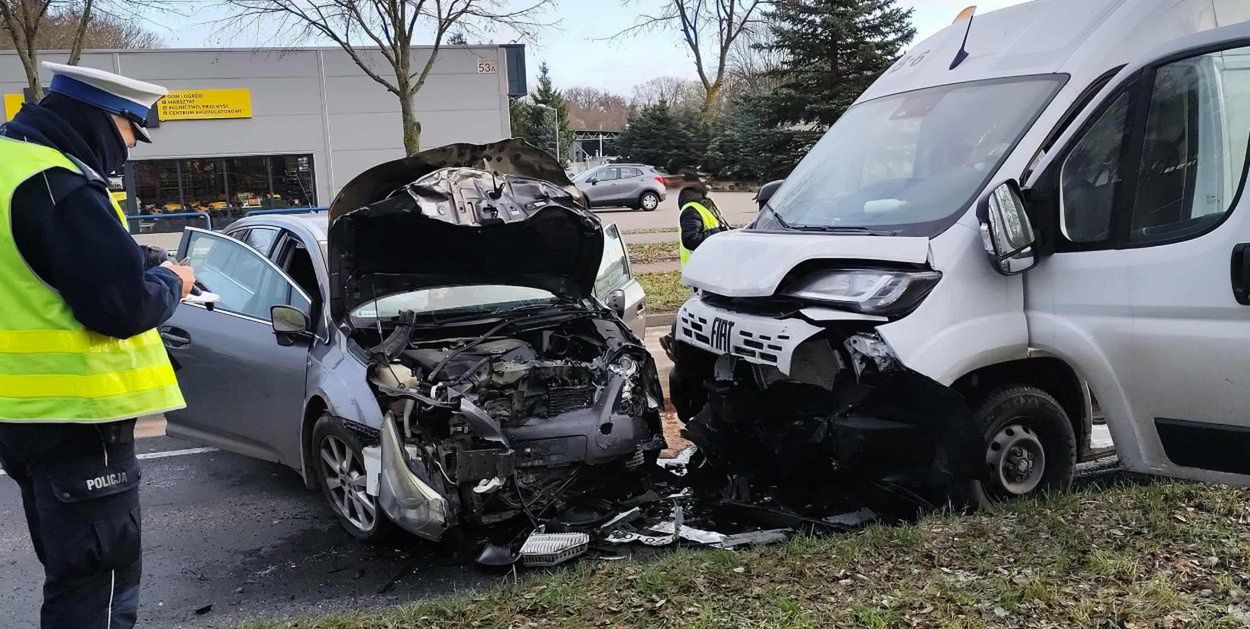 Ostróda: Wypadek na ul. Grunwaldzkiej. Trzy osoby w szpitalu