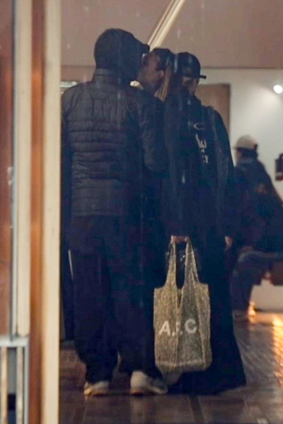 Leonardo DiCaprio i Vittoria Ceretti w galerii handlowej