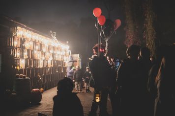 Niezwykła odsłona parku dla dzieci. Wyskakują zza drzew, śledzą uczestników, biegną za nimi