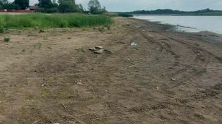 Wólka Domaniowska: Woda w zalewie w Domaniowie dramatycznie opadła. Zamiast plaży, jest błotnista breja. Kwitną glony, jest smród. Zobacz zdjęcia