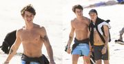 WYMUSKANY Shawn Mendes relaksuje się z kolegą na plaży (FOTO)
