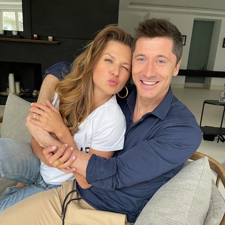 Stęskniona Anna Lewandowska tuli się do Roberta i pokazuje sylwetkę w bikini