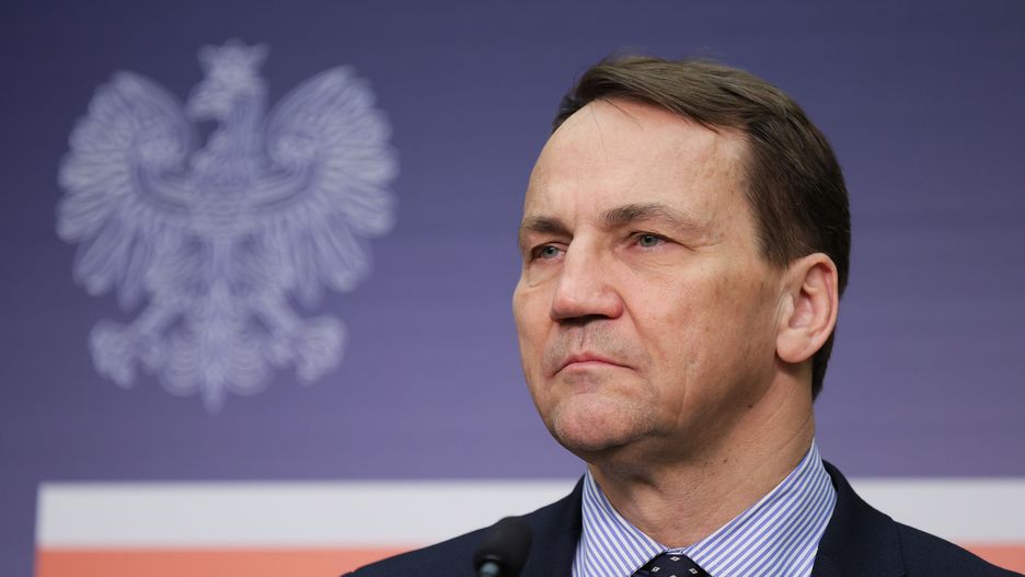Warszawa, 14.02.2024. Minister spraw zagranicznych RP Radosław Sikorski podczas wspólnej konferencji prasowej z ministrem spraw zagranicznych Estonii Margusem Tsahkną po spotkaniu w siedzibie MSZ w Warszawie, 14 bm. (jm) PAP/Paweł Supernak