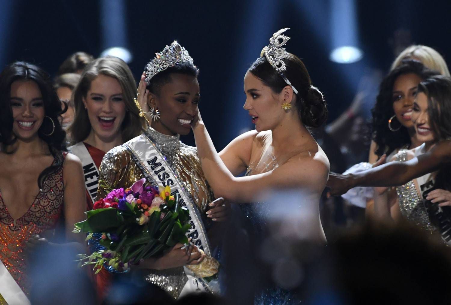 Miss Universe  Catriona Gray koronuje nową Miss Universe 2019 Zozibini Tunzi