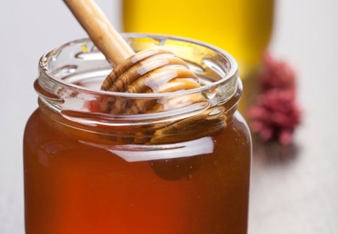 Czym różni się sztuczny miód od naturalnego?
