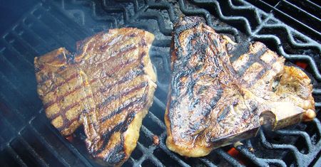 Grillowany rostbef wołowy T-bone (samo mięso, III klasa mięsa)
