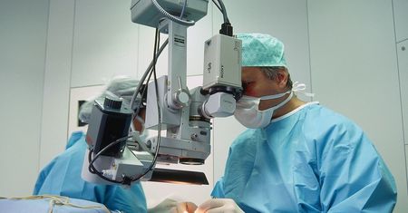 Tak zarabia się na kolejkach w NFZ. Polska firma wozi pacjentów do Czech, teraz wybudowała tam klinikę
