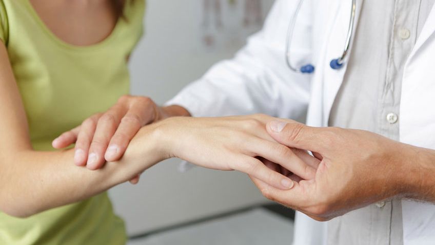 Drętwienie rąk może świadczyć o wielu dolegliwościach