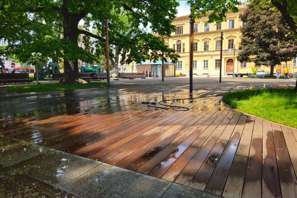 Konserwacja drewnianego tarasu na Placu Litewskim