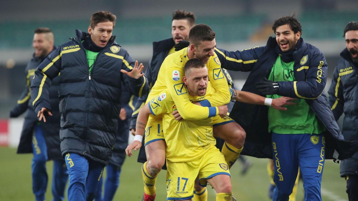 PAP/EPA / EMANUELE PENNACCHIO / Na zdjęciu: radość piłkarzy Chievo Werona