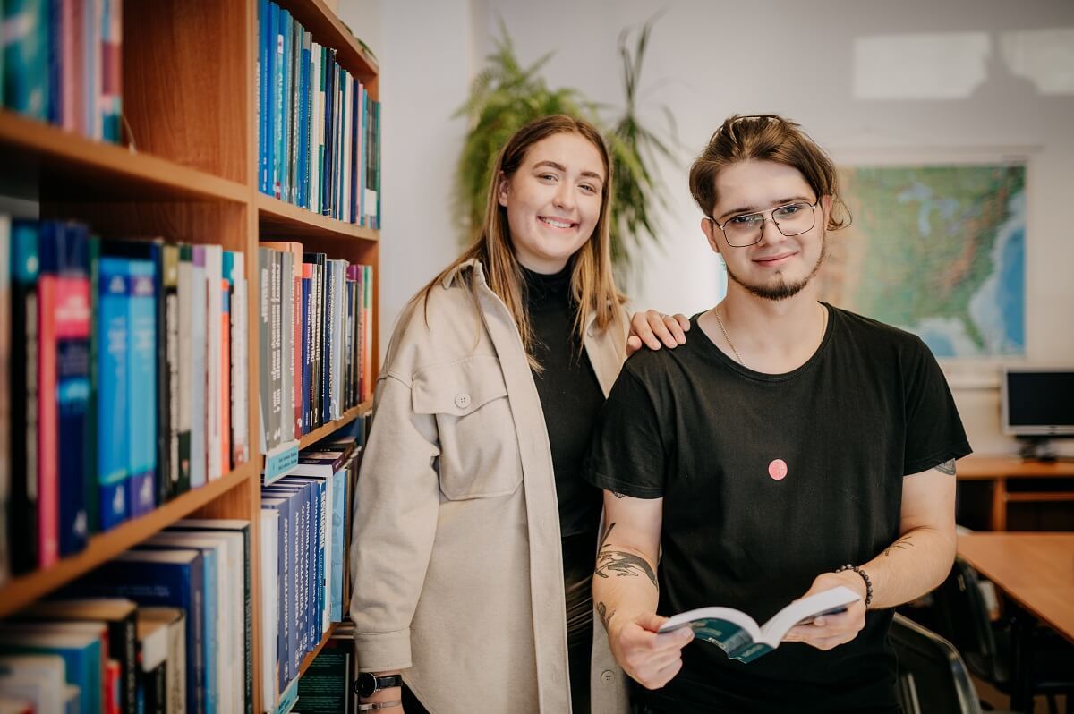 W pełni wyposażona bibliotek i czytelnia