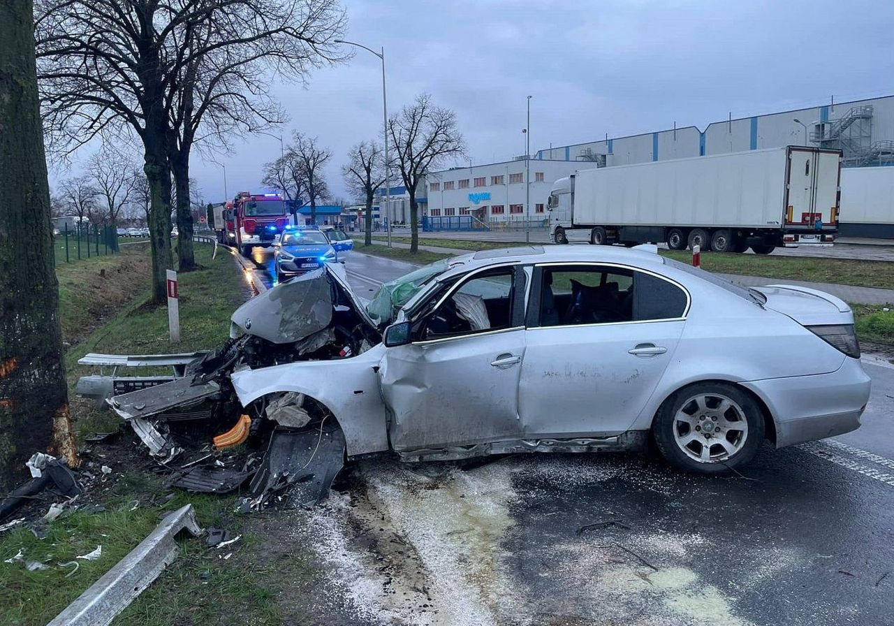 BMW uderzyło w drzewo w Namysłowie (woj. opolskie)