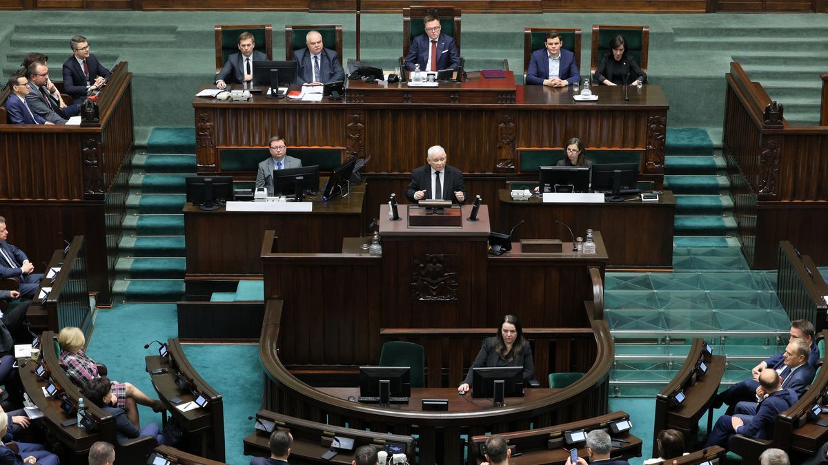 Warszawa, 11.12.2023. Prezes PiS Jarosław Kaczyński (C) przemawia na sali obrad Sejmu w Warszawie, 11 bm. Premier Morawiecki przedstawił posłom program działania Rady Ministrów z wnioskiem o udzielenie jej wotum zaufania. (jm) PAP/Paweł Supernak