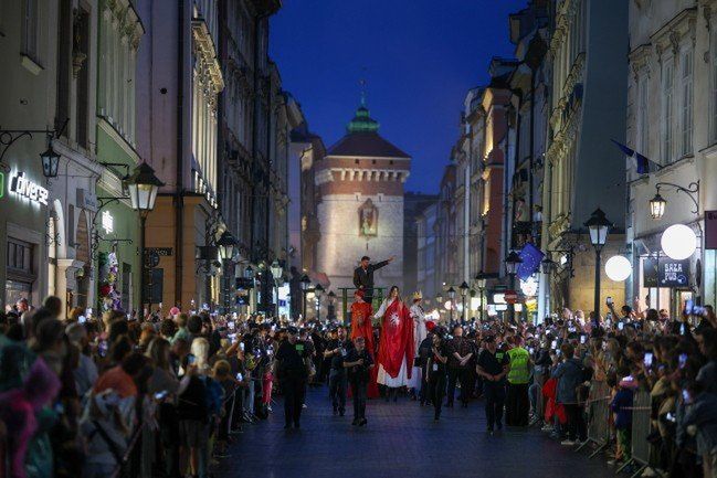 Kraków: Kronika Polska. Niezwykłe widowisko w najpiękniejszej scenografii. Tłumy widzów nie kryły zachwytu, nawet ulewa nie przeszkodziła