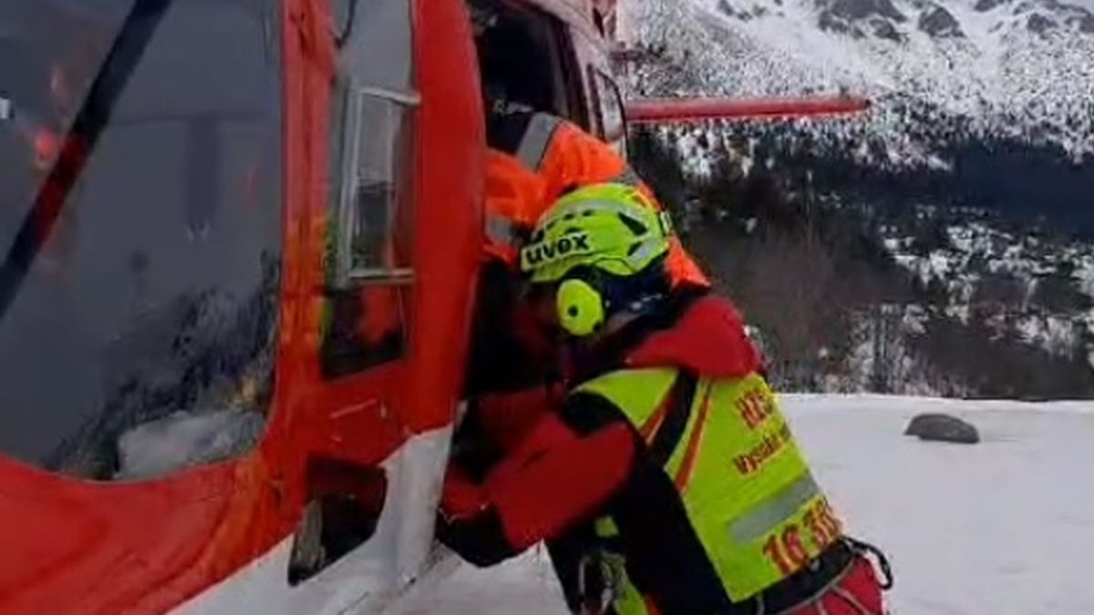 Zdjęcie okładkowe artykułu: Facebook / HZS / Na zdjęciu: śmigłowiec ratujący polskich skiturowców