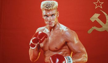 On ma 68, ona tylko 29. Ma żonę i córkę w tym samym wieku