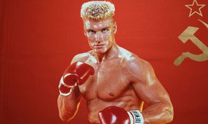 On ma 68, ona tylko 29. Ma żonę i córkę w tym samym wieku