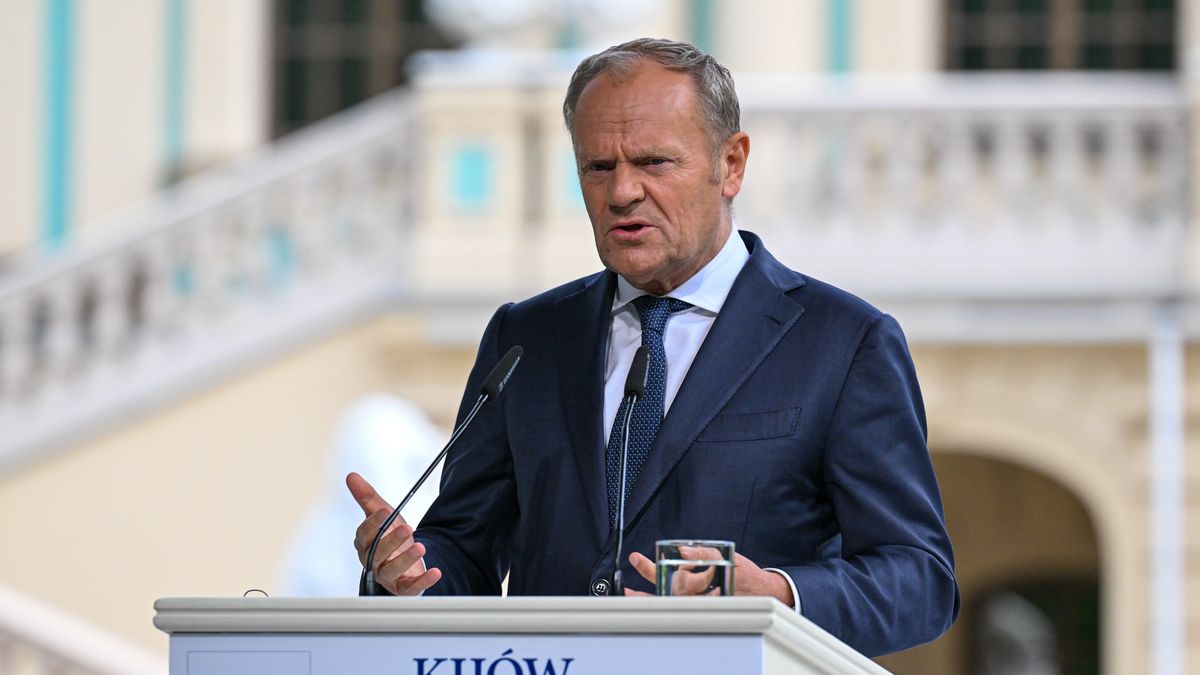 Kijów, Ukraina, 10.05.2025. Premier Donald Tusk podczas konferencji prasowj przed Pałacem Maryjskim w Kijowie, 10 bm. Premier Donald Tusk przebywa w Kijowie, gdzie razem z prezydentem Francji Emmanuelem Macronem, kanclerzem Niemiec Friedrichem Merzem i premierem Wielkiej Brytanii Keirem Starmerem spotkał się z prezydentem Ukrainy Wołodymyrem Zełenskim w ramach tzw. koalicji chętnych. (jm) PAP/Darek Delmanowicz