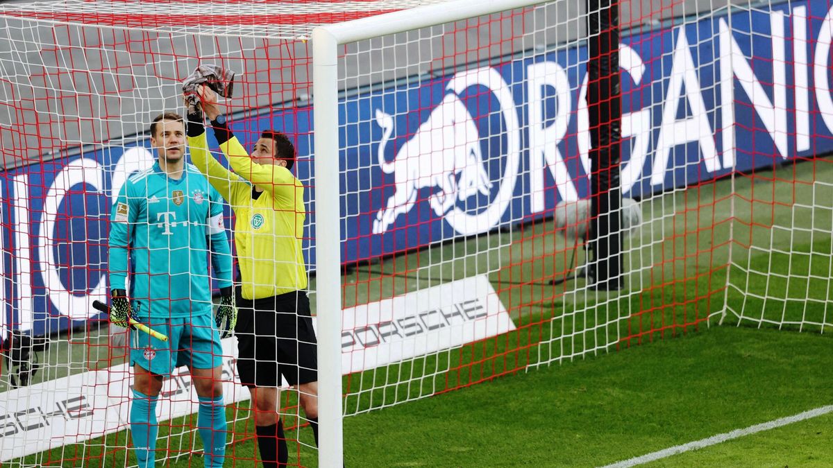 AFP / ALEXANDER HASSENSTEIN/AFP/East News / Manuel Neuer i asystent sędziego naprawiają siatkę w meczu RB Lipsk - Bayern