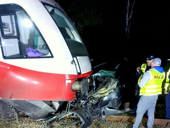 Lubińsk: 21-latek wjechał pod pociąg na niestrzeżonym przejeździe. Z obrażeniami ciała trafił do szpitala