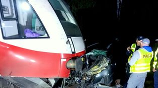 Lubińsk: 21-latek wjechał pod pociąg na niestrzeżonym przejeździe. Z obrażeniami ciała trafił do szpitala