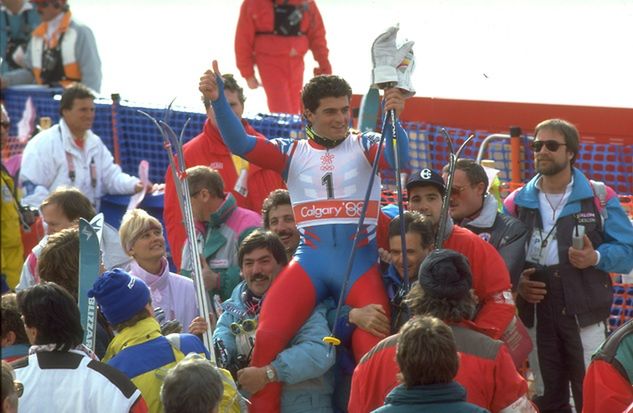 Alberto Tomba po zwycięstwie w slalomie gigancie w Calgary. Fot. Steve Powell/Getty Images