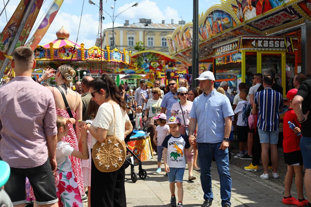 Czeski Lunapark na Placu Wolności rozkręcił Kielce podczas Budzenia Sienkiewki. Emocje, radość i zabawa na całego