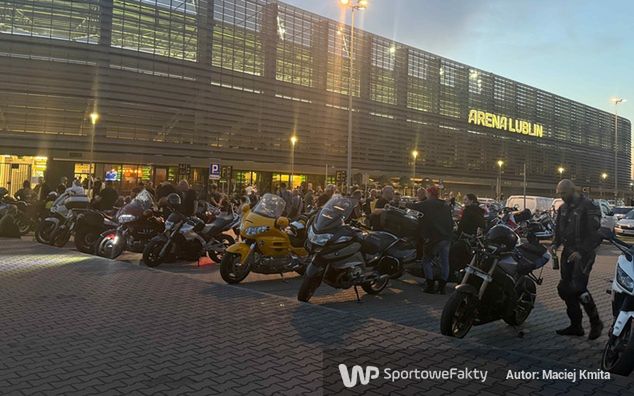 Grupa motocyklistów przed Motor Areną Lublin przed meczem Dynamo - Maccabi