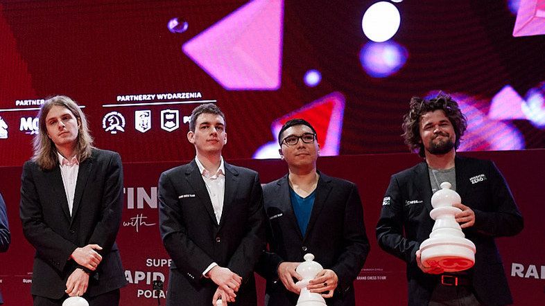 Materiały prasowe / Superbet Rapid&Blitz/Rafał / Wesley So (trzeci od lewej) w czasie turnieju Grand Chess Touru w Warszawie