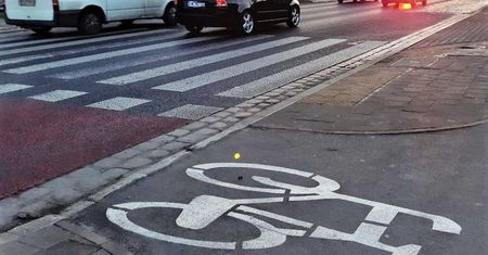 Wrocław. Rowerzystka zderzyła się z motocyklistą. 24-latka w szpitalu