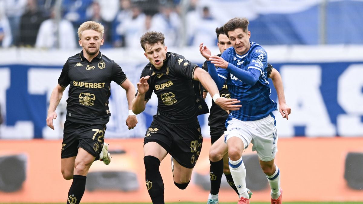 PAP / Jakub Kaczmarczyk / Na zdjęciu: Zawodnik Lecha Poznań Leo Bengtsson (P) oraz Oskar Pietuszewski (C) i Kamil Jóźwiak (L) z Jagiellonii Białystok podczas meczu 10. kolejki piłkarskiej Ekstraklasy